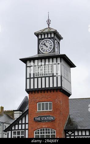 Der Uhrenturm des Bahnhofs in Portrush im County Antrim Stockfoto