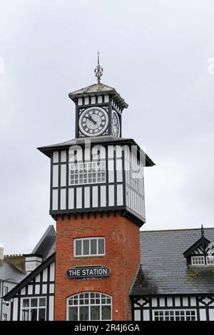 Der Uhrenturm des Bahnhofs in Portrush im County Antrim Stockfoto