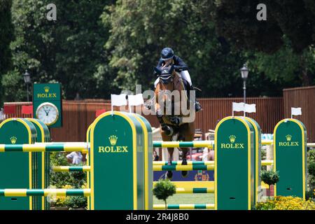 Rom, Italien. 28. Mai 2023. ROME ROLEX GRAND PRIX 2023 INTERNATIONAL, Reitspringer, Piazza di Siena, Rom, Italien, Mai 28 2023. In der ersten Runde tritt der Fahrer Edwina Tops-Alexander (AUS) während des Wettkampfs auf dem Spielplatz in Aktion. Foto: Fabio Pagani/Alamy Live News Kredit: Fabio Pagani/Alamy Live News Stockfoto