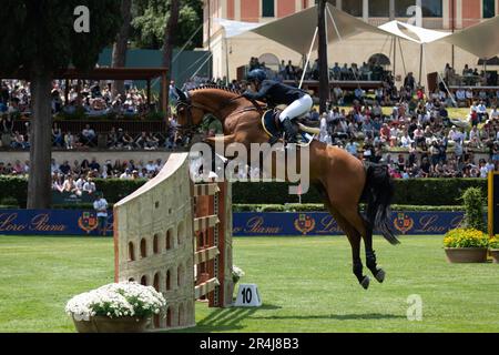 Rom, Italien. 28. Mai 2023. ROME ROLEX GRAND PRIX 2023 INTERNATIONAL, Reitspringer, Piazza di Siena, Rom, Italien, Mai 28 2023. In der ersten Runde tritt der Fahrer Edwina Tops-Alexander (AUS) während des Wettkampfs auf dem Spielplatz in Aktion. Foto: Fabio Pagani/Alamy Live News Kredit: Fabio Pagani/Alamy Live News Stockfoto