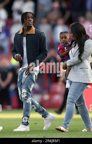 Wilfred Zaha von Crystal Palace während einer Ehrenrunde nach dem Spiel der Premier League im Selhurst Park, London. Foto: Sonntag, 28. Mai 2023. Stockfoto