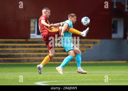 Motherwell, Schottland, Großbritannien. 28. Mai 2023; Fir Park, Motherwell, Schottland: Scottish Premiership Football, Motherwell gegen Dundee United; Peter Pawlett von Dundee United wird von Paul McGinn von Motherwell Credit: Action Plus Sports Images/Alamy Live News angesprochen Stockfoto