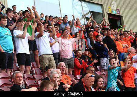 Motherwell, Schottland, Großbritannien. 28. Mai 2023; Fir Park, Motherwell, Schottland: Scottish Premiership Football, Motherwell gegen Dundee United; Dundee United Fans zeigen ihre Unterstützung Credit: Action Plus Sports Images/Alamy Live News Stockfoto