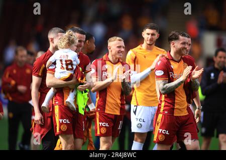 Motherwell, Schottland, Großbritannien. 28. Mai 2023; Fir Park, Motherwell, Schottland: Scottish Premiership Football, Motherwell gegen Dundee United; Motherwell-Spieler applaudieren den Fans am Ende des Spiels Credit: Action Plus Sports Images/Alamy Live News Stockfoto