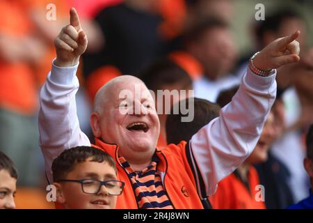 Motherwell, Schottland, Großbritannien. 28. Mai 2023; Fir Park, Motherwell, Schottland: Scottish Premiership Football, Motherwell gegen Dundee United; Dundee United Fans in a Happy Mood Credit: Action Plus Sports Images/Alamy Live News Stockfoto