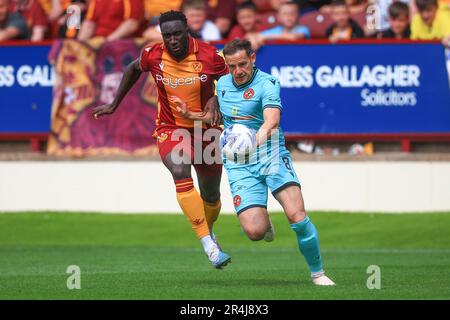 Motherwell, Schottland, Großbritannien. 28. Mai 2023; Fir Park, Motherwell, Schottland: Scottish Premiership Football, Motherwell gegen Dundee United; Peter Pawlett von Dundee United geht an Bevis Mugabi von Motherwell Credit vorbei: Action Plus Sports Images/Alamy Live News Stockfoto