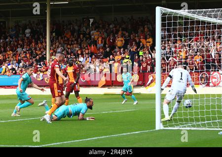 Motherwell, Schottland, Großbritannien. 28. Mai 2023; Fir Park, Motherwell, Schottland: Scottish Premiership Football, Motherwell gegen Dundee United; Steven Fletcher von Dundee United verpasst eine einfache Chance, Punkte zu sammeln: Action Plus Sports Images/Alamy Live News Stockfoto