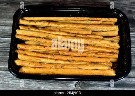 Brotstangen, auch bekannt als Grissini, grissino oder Dipping Stäbchen, Batchverkauf, französische Stangen, gesalzen mit Kreuzkümmel und Anis, in der Regel in Bleistiftgröße sti Stockfoto