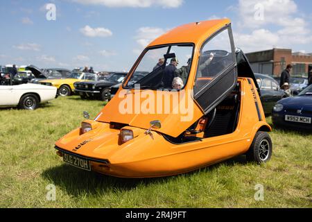 1970 Orange Bond Bug 700 es „SLG 270H“ auf der Abingdon Air & Country Show am 20. Mai 2023. Stockfoto