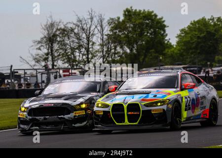 Donington Park Circuit, Leicestershire. 28. Mai 2023 Der #62 Academy Motorsport Ford Mustang GT4 mit will Moore und Matt Nicoll-Jones GT4 Silver versucht, den #22 Century Motorsport BMW M4 GT4 mit Carl Cavers und Lewis Plato GT4 Pro-am in Runde 4 der British GT Championship in Donington zu überholen Park Circuit, Leicestershire. 28. Mai 2023 Kredit: Jurek Biegus/Alamy Live News Stockfoto