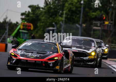 Donington Park Circuit, Leicestershire. 28. Mai 2023 Das #29-RENNLABOR McLaren Artura GT4, angetrieben von Ian Gough & Tom Wrigley GT4 Pro-am-Klasse, führt die #62 Academy Motorsport Ford Mustang GT4, angetrieben von will Moore & Matt Nicoll-Jones GT4 Silver-Klasse während Runde 4 der Intelligent Money British GT Championship auf der Rennstrecke Donington Park in Leicestershire. 28. Mai 2023 Kredit: Jurek Biegus/Alamy Live News Stockfoto