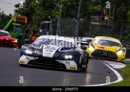 Donington Park Circuit, Leicestershire. 28. Mai 2023 Der #97 Beechdean AMR Aston Martin Vantage AMR GT3, gesteuert von Andrew Howard & Ross Gunn GT3 Pro-am Class, führt in Runde 4 der „Intelligent Money British GT Championship“ im Donington Park die #4 2 Seas Motorsport Mercedes-AMG GT3, angetrieben von James Cottingham & Jonny Adam GT3 Pro-am Class Circuit, Leicestershire. 28. Mai 2023 Kredit: Jurek Biegus/Alamy Live News Stockfoto