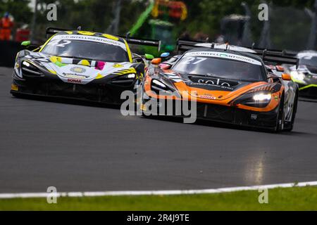 Donington Park Circuit, Leicestershire. 28. Mai 2023 Das RENNLABOR Nr. 42 McLaren 720S GT3 Evo, angetrieben von Iain Campbell & James Kell GT3 Silver-am, fordert den Nr. 27 optimalen Motorsport McLaren 720S GT3 Evo, angetrieben von Mark Radcliffe & Rob Bell GT3 Pro-am, während Runde 4 der britischen Meisterschaft Intelligent Money im Donington Park heraus Circuit, Leicestershire. 28. Mai 2023 Kredit: Jurek Biegus/Alamy Live News Stockfoto