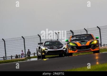 Donington Park Circuit, Leicestershire. 28. Mai 2023 Der #56 Raceway Motorsport Ginetta G56 GT4, der von Freddie Tomlinson & Stuart Middleton GT4 Silver geführt wird, führt die #36 DTO Motorsport McLaren Artura GT4 an, angetrieben von Josh RoKnowledge & Aston Millar GT4 Silver Class während Runde 4 der Intelligent Money British GT Championship auf der Donington Park Circuit, Leicestershire. 28. Mai 2023 Kredit: Jurek Biegus/Alamy Live News Stockfoto