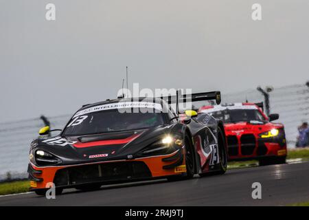 Donington Park Circuit, Leicestershire. 28. Mai 2023 Das #13-RENNLABOR McLaren 720S GT3 Evo, angetrieben von Lucky Khera & Euan Hankey GT3 Pro-am-Klasse in Runde 4 der Intelligent Money British GT Championship auf der Donington Park Circuit, Leicestershire. 28. Mai 2023 Kredit: Jurek Biegus/Alamy Live News Stockfoto
