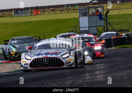 Donington Park Circuit, Leicestershire. 28. Mai 2023 Der #1 2 Seas Motorsport Mercedes-AMG GT3, angetrieben von Ian Loggie & Jules Gounon GT3 Pro-am-Klasse in Runde 4 der Intelligent Money British GT Championship auf Donington Park Circuit, Leicestershire. 28. Mai 2023 Kredit: Jurek Biegus/Alamy Live News Stockfoto