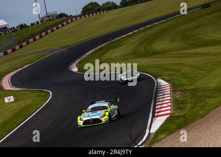 Donington Park Circuit, Leicestershire. 28. Mai 2023 Der #15 RAM Racing Mercedes-AMG GT3 mit John Ferguson & Raffaele Marciello GT3 Pro-am-Klasse und der #36 DTO Motorsport McLaren Artura GT4 mit Josh Rowledence & Aston Millar GT4 Silver-Klasse während Runde 4 der Intelligent Money British GT Championship auf der Rennstrecke Donington Park in Leicestershire. 28. Mai 2023 Kredit: Jurek Biegus/Alamy Live News Stockfoto