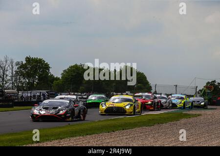 Donington Park Circuit, Leicestershire. 28. Mai 2023 Der #78 Barwell Motorsport Lamborghini Huracan GT3 Evo, angetrieben von Shaun Balfe & Sandy Mitchell GT3 Pro-am, liegt in Runde 4 der britischen Meisterschaft Intelligent Money auf der Rennstrecke Donington Park in Leicestershire an der ersten Ecke. 28. Mai 2023 Kredit: Jurek Biegus/Alamy Live News Stockfoto