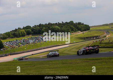 Donington Park Circuit, Leicestershire. 28. Mai 2023 Der #1 2 Seas Motorsport Mercedes-AMG GT3, angetrieben von Ian Loggie & Jules Gounon GT3 Pro-am, folgt der #11 Paddock Motorsport McLaren 720S GT3 Evo, angetrieben von Mark Smith & Martin Plowman GT3 Pro-am in Runde 4 der Intelligent Money British GT Championship in Donington Park Circuit, Leicestershire. 28. Mai 2023 Kredit: Jurek Biegus/Alamy Live News Stockfoto