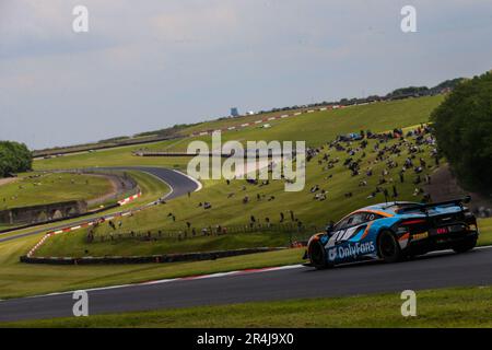 Donington Park Circuit, Leicestershire. 28. Mai 2023 Der #17 Enduro Motorsport McLaren Artura GT4, angetrieben von Harry George & Darren Burke GT4 Silver Class in Runde 4 der Intelligent Money British GT Championship auf der Donington Park Circuit, Leicestershire. 28. Mai 2023 Kredit: Jurek Biegus/Alamy Live News Stockfoto