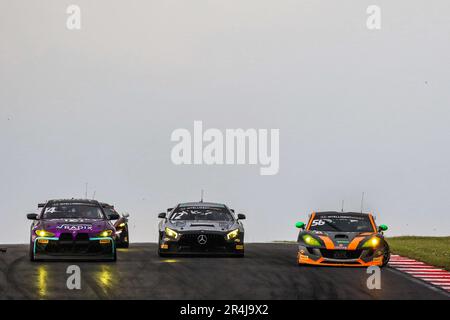 Donington Park Circuit, Leicestershire. 28. Mai 2023 Die Aufhängung versagt beim Auto, dem #56 Raceway Motorsport Ginetta G56 GT4, angetrieben von Freddie Tomlinson & Stuart Middleton GT4 Silver Class, als er den #14 Century Motorsport BMW M4 GT4 überholt, angetrieben von Michael Johnston & Chris Salkeld GT4 Pro-am Class und dem #12 One Motorsport Mercedes-AMG GT4 Von Ed McDermott & Michael Broadhurst GT4 Pro-am-Klasse in Runde 4 der British GT Championship von Intelligent Money auf der Rennstrecke Donington Park, Leicestershire. 28. Mai 2023 Kredit: Jurek Biegus/Alamy Live News Stockfoto