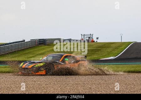 Donington Park Circuit, Leicestershire. 28. Mai 2023 Der #56 Raceway Motorsport Ginetta G56 GT4, angetrieben von Freddie Tomlinson & Stuart Middleton GT4 Silver Class, fährt in die Melbourne Loop Kiesfalle, nachdem die Aufhängung in Runde 4 der Intelligent Money British GT Championship auf der Donington Park Circuit in Leicestershire versagt hatte. 28. Mai 2023 Kredit: Jurek Biegus/Alamy Live News Stockfoto