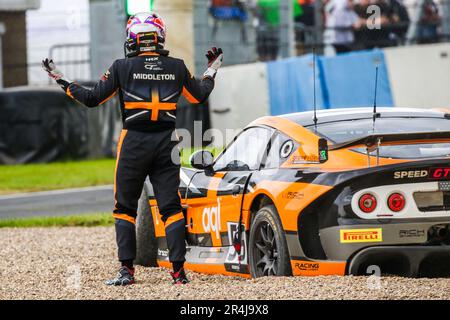 Donington Park Circuit, Leicestershire. 28. Mai 2023 Der Fahrer Stuart Middleton, Raceway Motorsport Ginetta G56 GT4, verlässt sein Auto, nachdem er in der Kiesfalle landete, nachdem die Federung in Runde 4 der Intelligent Money British GT Championship auf dem Donington Park Circuit in Leicestershire versagt hatte. 28. Mai 2023 Kredit: Jurek Biegus/Alamy Live News Stockfoto