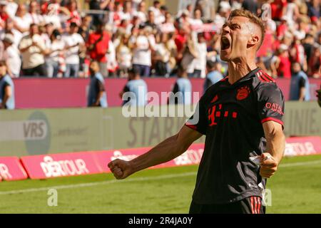 KÖLN, KÖLN, DEUTSCHLAND, 27. Mai 2023; #6 Joshua Kimmich / Bayern Muenchen, Jubel Freude gewonnenen Meisterschaft Spieler Mannschaft FC Bayern Muenchen 1. FC Köln gegen FC Bayern München , 1.BL, 27.05.2023 RheinEnergieStadion Köln, DFB-VORSCHRIFTEN VERBIETEN DIE VERWENDUNG VON FOTOS ALS BILDSEQUENZEN UND/ODER QUASI-VIDEO. Honorarpflichtiges Foto, gebührenpflichtiges Bild, Copyright © ATP STIEFEL Udo , (Foto: © Udo STIEFEL / ATP Images) (STIEFEL Udo / ATP / SPP) Stockfoto