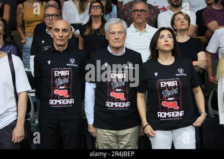 Bologna, Italien. 28. Mai 2023. Massimo Zanetti, Präsident und Eigentümer von Segafredo Virtus Bologna (C), trägt ein T-Shirt zum Gedenken an die Überschwemmungsopfer vor Spiel 1 des Halbfinals des italienischen Basketballspiels A1 Segafredo Virtus Bologna vs. Derthona Tortona Basket - Bologna, Italien, 28. Mai 2023 bei der Segafredo Arena - Foto: Michele Nucci Credit: Live Media Publishing Group/Alamy Live News Stockfoto