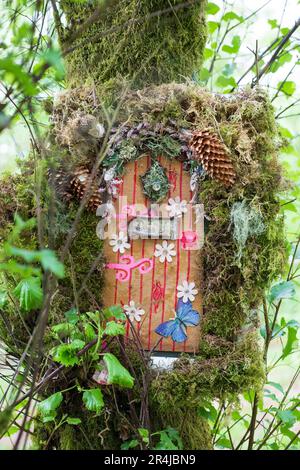 Eine Fee-Tür im Wald Stockfoto