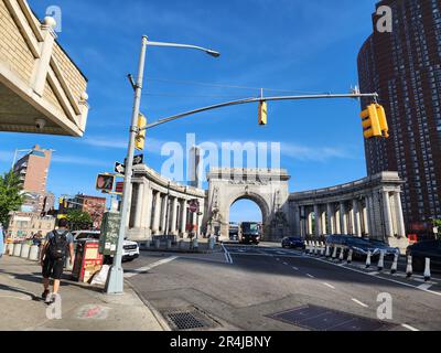 New York City Manhattan Bridge, die den East River überquert Stockfoto