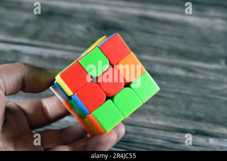 Der Rubik's Cube, Kombinations-Puzzle, Speed Magic-Puzzle-Würfel, jedes der sechs Gesichter war mit neun Aufklebern bedeckt, jede von sechs einfarbigen Farben: wh Stockfoto