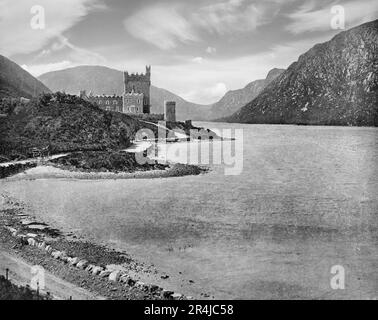 Captain John George Adair (1823–1885), ein englisch-irischer Geschäftsmann, baute Glenveagh Castle im County Donegal und gründete das Glenveagh Anwesen einschließlich Lough Veagh und einen Großteil der Derryveagh Mountains. Während der Hungersnot im Jahr 1861 zwang Adair 44 Familien (insgesamt 224 Menschen) aus ihren Blackhouses auf seinem Land und verdiente ihm den Spitznamen „Black Jack Adair“. Das Anwesen wurde später von Henry Plumer McIlhenny im Jahr 1937 gekauft, der Glenveagh in den 1970er Jahren dem irischen Staat vermachte, aber das Schloss bis 1982 als Teilzeitresidenz nutzte. Stockfoto