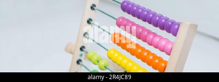 Vorschulkind Baby lernt zählen. Nettes Kind mit Abacus Spielzeug spielen. Kleinen Jungen Spaß drinnen zu Hause, Kindergarten oder Kindertagesstätte. Educatio Stockfoto