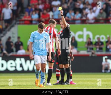 London, Großbritannien. 28. Mai 2023. Schiedsrichter John Brooks gibt Vitaly Janelt #27 von Brentford eine gelbe Karte während des Premier League-Spiels Brentford gegen Manchester City im Brentford Community Stadium, London, Großbritannien, 28. Mai 2023 (Foto von Gareth Evans/News Images) in London, Großbritannien, am 5./28. Mai 2023. (Foto: Gareth Evans/News Images/Sipa USA) Guthaben: SIPA USA/Alamy Live News Stockfoto