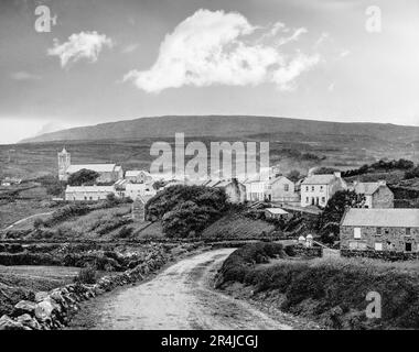 Ein Blick aus dem späten 19. Jahrhundert auf Carrick, ein Dorf innerhalb der Bürgergemeinde von Glencolmcille in der Grafschaft Donegal, Irland. Stockfoto