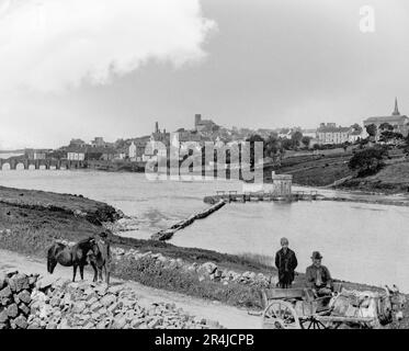 Ein Blick aus dem späten 19. Jahrhundert auf die Einheimischen in der Nähe von Ballyshannon, einer Stadt in der Grafschaft Donegal, Irland, an der Mündung des Flusses Erne, die die südliche Grenze des historischen Tir Chonaill markiert. In und um die Stadt wurden Stätten aus der Jungsteinzeit ausgegraben, die Hinweise auf frühe menschliche Siedlungen zeigen. Es war eine wichtige Festung für die O'Donnells. Niall Garbh O Domhnaill baute das Schloss in Ballyshannon im Jahr 1423 und das Grab von Red Hugh O'Donnell soll sich unter St. Annes Kirche. Stockfoto