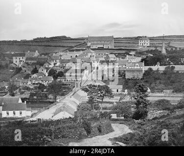 Ein Blick aus dem späten 19. Jahrhundert auf Ballycastle, eine kleine Küstenstadt in der Grafschaft Antrim, Nordirland. Es kann seine Geschichte bis zur Gründung einer Siedlung rund um Port Brittas zurückverfolgen, dem alten Namen für Ballycastle Bay. Von hier aus soll Fergus Mór mac Eirc, ein angeblicher König von Dalriada, nach Schottland segeln. Heute findet in der Stadt die Ould Lammas Fair statt, die am letzten Montag und Dienstag im August stattfindet. Stockfoto