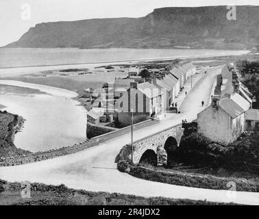Ein Blick aus dem späten 19. Jahrhundert auf Waterfoot oder Glenariff, ein kleines Küstendorf in der Grafschaft Antrim, Nordirland. Es liegt am Fuße des Glenariff, eines der Glens of Antrim, innerhalb der historischen Baronie Glenarm Lower und der zivilen Gemeinden Ardclinis und Layd. Stockfoto
