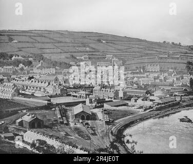 Larne aus dem späten 19. Jahrhundert, eine Stadt an der Ostküste der Grafschaft Antrim, Nordirland. 1315 sah Edward der Bruce von Schottland (Bruder von Robert the Bruce, König von Schottland) Irland als eine weitere Front im anhaltenden Krieg gegen Norman England und landete in Larne mit seiner 6000 Mann starken Armee auf dem Weg zur Eroberung Irlands. Nach der Vereinigung der Kronen Schottlands, Englands und Irlands aus dem 17. Jahrhundert unter James VI & I kamen viele weitere Siedler über Larne während der Plantage von Ulster nach Ulster. Später, im 18. Jahrhundert, wanderten viele Schotten-Iren vom Hafen von Larne nach Amerika aus. Stockfoto