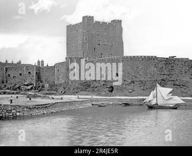 Ein Blick aus dem späten 19. Jahrhundert auf Carrickfergus Castle, eine normannische Burg in Nordirland, in der Stadt Carrickfergus in der Grafschaft Antrim, am nördlichen Ufer von Belfast Lough. Die Burg wurde seinerseits von Schotten, Iren, Engländern und Franzosen belagert und spielte eine wichtige militärische Rolle, da sie strategisch nützlich war, da 3/4 der Burgperimeter von Wasser umgeben waren. Stockfoto