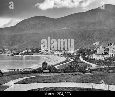 Ein Blick aus dem späten 19. Jahrhundert auf Newcastle, eine kleine Küstenstadt in der Grafschaft Down, Nordirland, an der Küste der Irischen See am Fuße des Slieve Donard, dem höchsten der Mourne Mountains. Newcastle ist bekannt für seinen Sandstrand, Wälder und Berge. Stockfoto