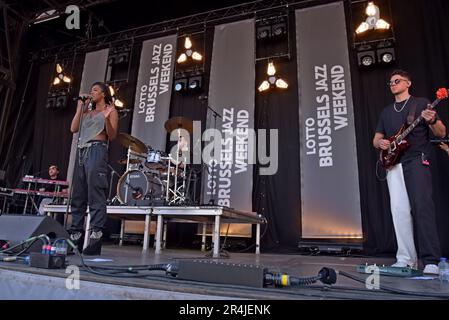 Brüssel, Belgien, den 28. Mai 2023 Der weltberühmte Brüsseler Sänger Songwriter K.ZIA hat heute Abend den letzten Tag des Brüsseler Jazz-Wochenendes 2023 mit einer großen Zuschauerzahl auf die Bühne auf der Place de la Bourse gelockt. An diesem Wochenende wurden über 150 kostenlose Aufführungen auf Freiluftbühnen und an Veranstaltungsorten in der ganzen Stadt über 3 Tage lang durchgeführt. Mehr als 200.000 Besucher besuchen das Festival, das jetzt im 6. Jahr stattfindet. G.P. Essex/Alamy Live News Stockfoto