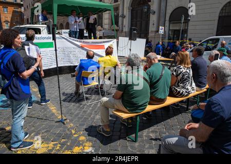 27. Mai 2023, Rom, Italien: Unter der Sonne sitzende Demonstranten hören den Reden während der Demonstration zu. Demonstration auf der Piazza Santi Apostoli, organisiert von der "˜Associazione Pensionati Polizia di Stato 94Â°Corso Antiochia" (Staatspolizeiverband 94., Kurs Antiochia), um die Normalisierung der Transformationskoeffizienten des Haushaltsgesetzes 2021 zu fordern, die vom INPS (der nationalen Sozialversicherungsanstalt) auf die Renten angewandt werden. Und sie den Angehörigen der Arma dei Carabinieri oder der Feuerwehr gleichstellen. (Kreditbild: © Marcello Valeri/SOPA Image Stockfoto