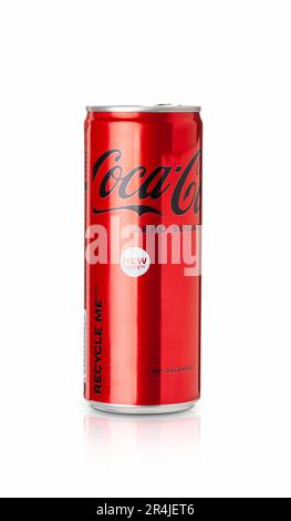 Chisinau, Moldawien Mai 26 2023: Editorial Photo of Zero Coca-Cola can Isolated on white. Coca-Cola ist ein kohlensäurehaltiges Erfrischungsgetränk, das in Geschäften verkauft wird Stockfoto