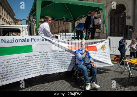 27. Mai 2023, Rom, Italien: Ein Polizist Nicola Barbato, der 2015 in Neapel während einer verdeckten Operation gegen die Camorra irreparabel verletzt wurde, hält seine Rede während der Demonstration. Demonstration auf der Piazza Santi Apostoli, organisiert von der â˜Associazione Pensionati Polizia di Stato 94Â°Corso Antiochiaâ™ (Staatspolizeiverband 94., Kurs Antiochia), um die Normalisierung der Transformationskoeffizienten zu fordern, die im Haushaltsgesetz 2021 vorgesehen sind und von der INPS (der nationalen Sozialversicherungsanstalt) auf die Renten angewandt werden. Und sie den Arma-Mitgliedern gleichstellen Stockfoto