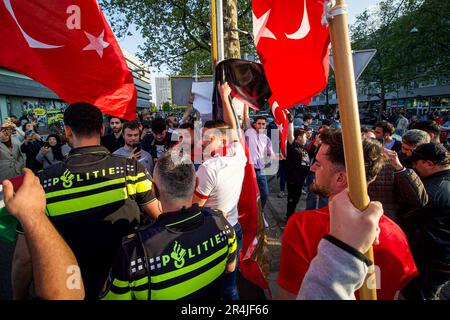 AMSTERDAM - der türkische Präsident Erdogan hat den Sieg bei den türkischen Präsidentschaftswahlen beansprucht. Dies ist trotz der Tatsache, dass noch nicht alle Stimmen gezählt wurden. In Amsterdam ist die Partei also an verschiedenen Orten in der türkischen Gemeinschaft ausgebrochen. Viele Menschen versammelten sich unter anderem auf Plein '40-'45, um Erdogans Sieg zu feiern. Die Autos hupen herum und die Flaggen werden gewunken. ANP / HollandseHoogte / NieuwsFoto.nl / Nickelas Kok niederlande raus - belgien raus Stockfoto