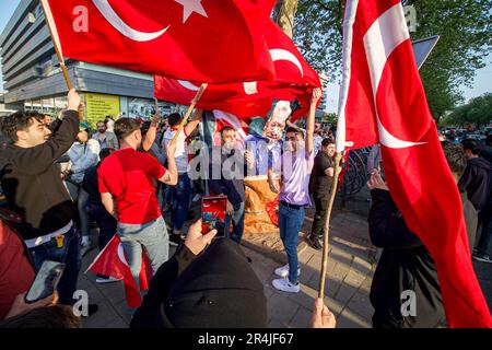 AMSTERDAM - der türkische Präsident Erdogan hat den Sieg bei den türkischen Präsidentschaftswahlen beansprucht. Dies ist trotz der Tatsache, dass noch nicht alle Stimmen gezählt wurden. In Amsterdam ist die Partei also an verschiedenen Orten in der türkischen Gemeinschaft ausgebrochen. Viele Menschen versammelten sich unter anderem auf Plein '40-'45, um Erdogans Sieg zu feiern. Die Autos hupen herum und die Flaggen werden gewunken. ANP / HollandseHoogte / NieuwsFoto.nl / Nickelas Kok niederlande raus - belgien raus Stockfoto