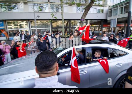 AMSTERDAM - der türkische Präsident Erdogan hat den Sieg bei den türkischen Präsidentschaftswahlen beansprucht. Dies ist trotz der Tatsache, dass noch nicht alle Stimmen gezählt wurden. In Amsterdam ist die Partei also an verschiedenen Orten in der türkischen Gemeinschaft ausgebrochen. Viele Menschen versammelten sich unter anderem auf Plein '40-'45, um Erdogans Sieg zu feiern. Die Autos hupen herum und die Flaggen werden gewunken. ANP / HollandseHoogte / NieuwsFoto.nl / Nickelas Kok niederlande raus - belgien raus Stockfoto