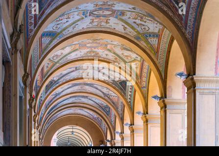 Bologna, Italien - Maj-23-2023: Wunderschön dekorierter portici auf dem Cavour-Platz in Bologna an einem sonnigen Tag im Sommer. Stockfoto